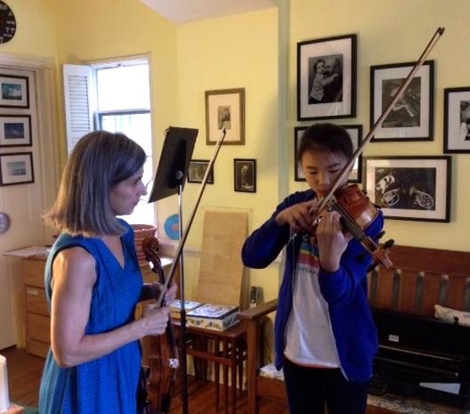 Young Beverly Hills violin student concentrates on music during violin lessons with Suzuki-certified violin teacher Constance, author of the popular Los Angeles Times article about the Suzuki method titled The Mom-centric method.