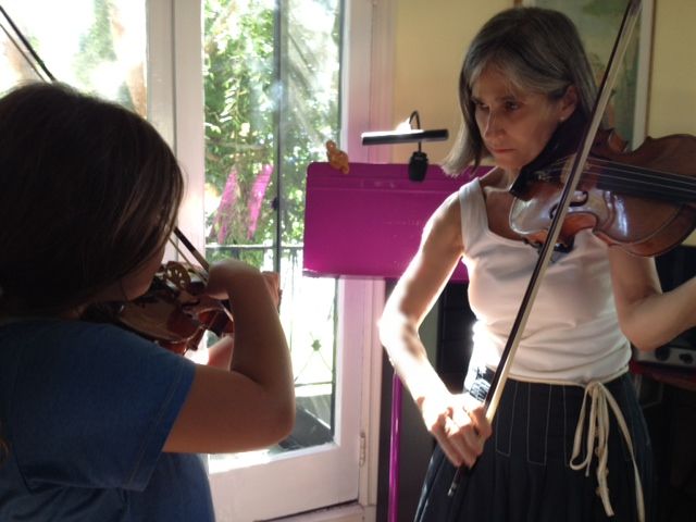 Young Beverly Hills violin student Zoe loves her Suzuki method violin lessons with her teacher Constance, author of the widely-read Los Angeles Times article about the Suzuki method The Mom-centric method.